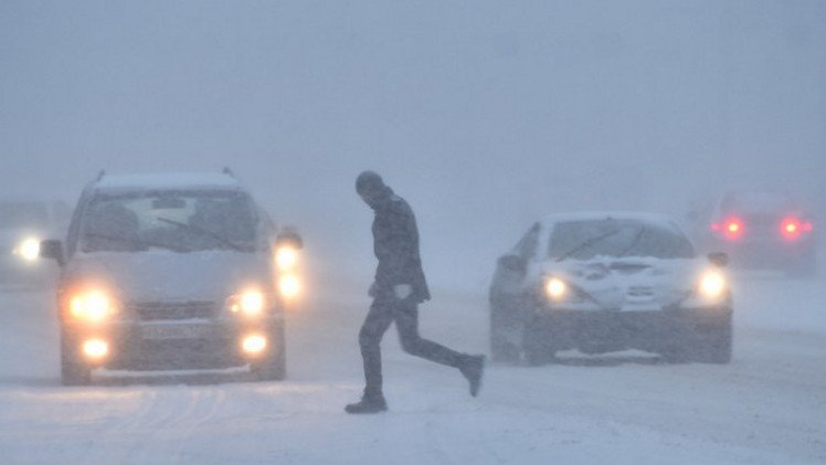 عاصفة ثلجية تشل حركة الطيران والمواصلات في موسكو