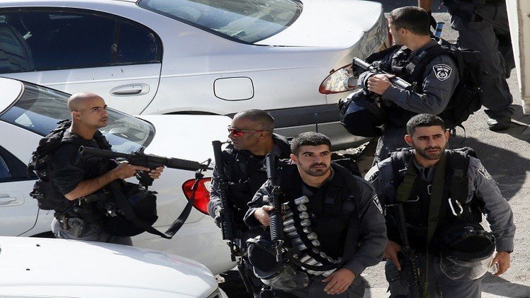 طعن شرطيين إسرائيليين في القدس الشرقية وفرار المنفذ