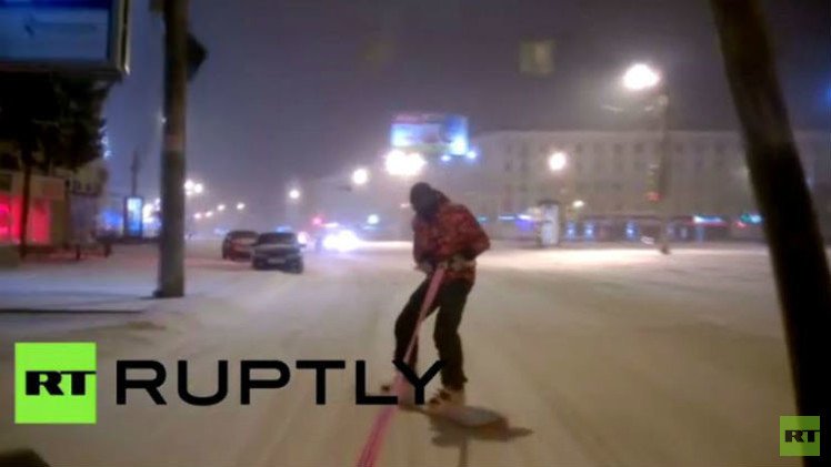 فيديو.. مغامر روسي يمارس رياضته المفضلة بشكل "مبتكر"