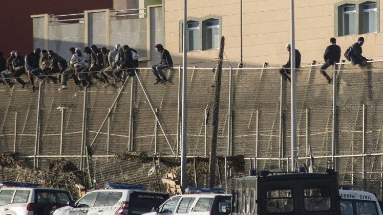 100 مهاجر يعبرون إلى مدينة مليلية الإسبانية