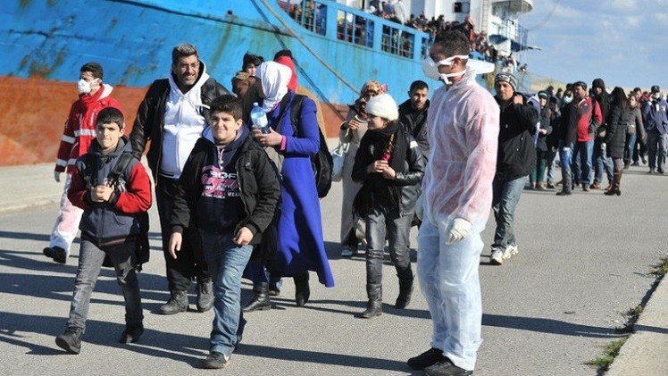 البحرية الإيطالية تنقذ 700 مهاجر أغلبهم سوريون 