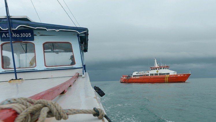 الأمطار والرياح توقف عمليات انتشال جثث ضحايا طائرة الركاب الماليزية