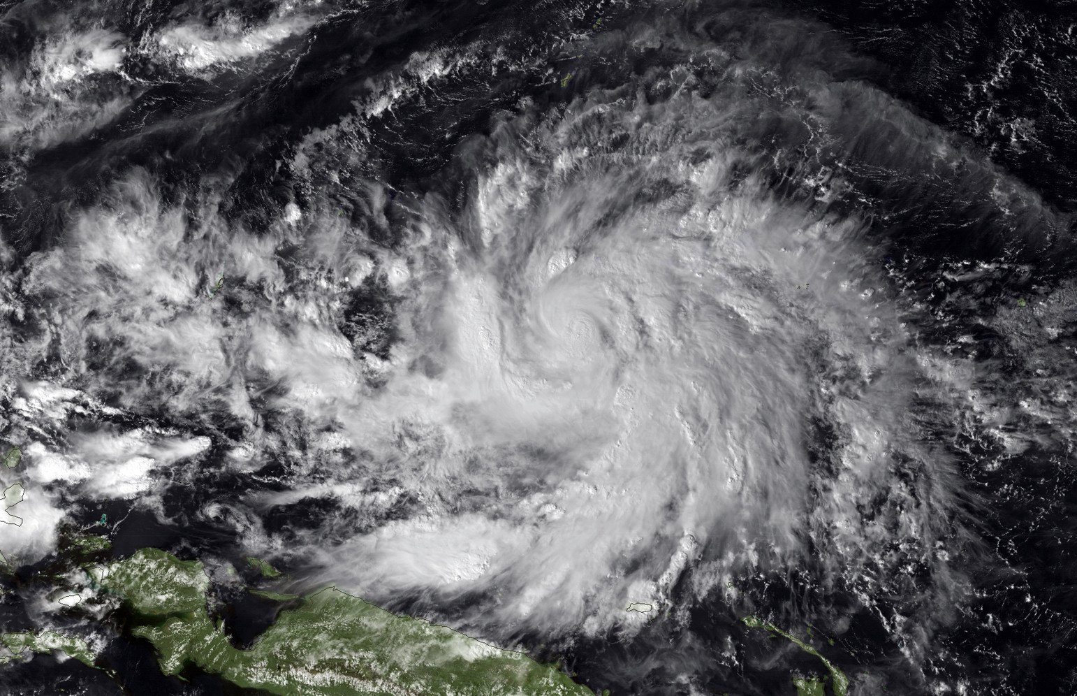 صور جوية للإعصار