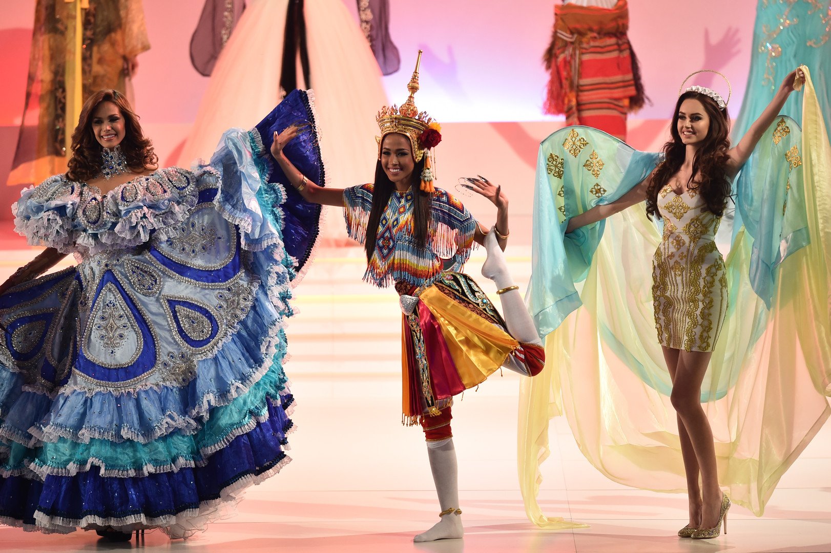 ملكة جمال تايلاند مايا نونثاون أثناء أحد عروض مسابقة ملكة جمال العالم، لندن 14 ديسمبر/كانون الأول