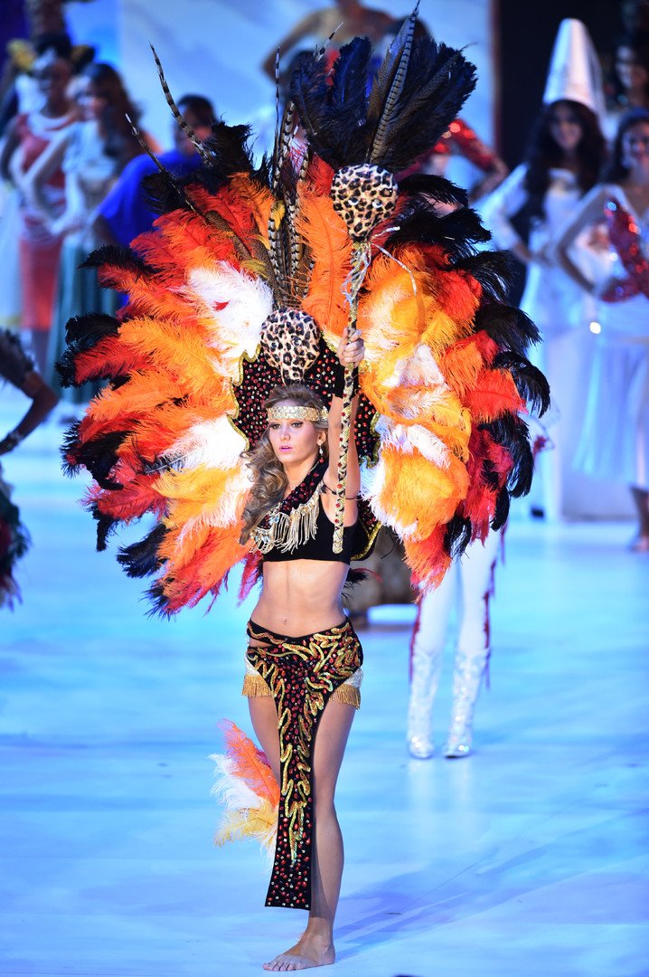 ملكة جمال بوليفيا أندريا فورفوري ترقض أثناء حفل نهائيات المسابقة، لندن 14 ديسمبر/كانون الأول