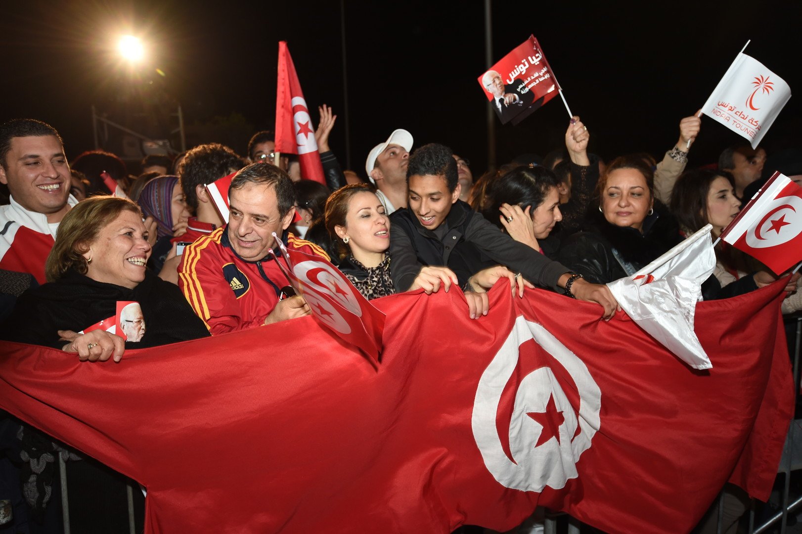 مؤيدي حزب نداء تونس يحتفلون بالنتائج الأولية لجولة الإعادة التي أعلنها حزبهم بفوز مرشحهم السبسي