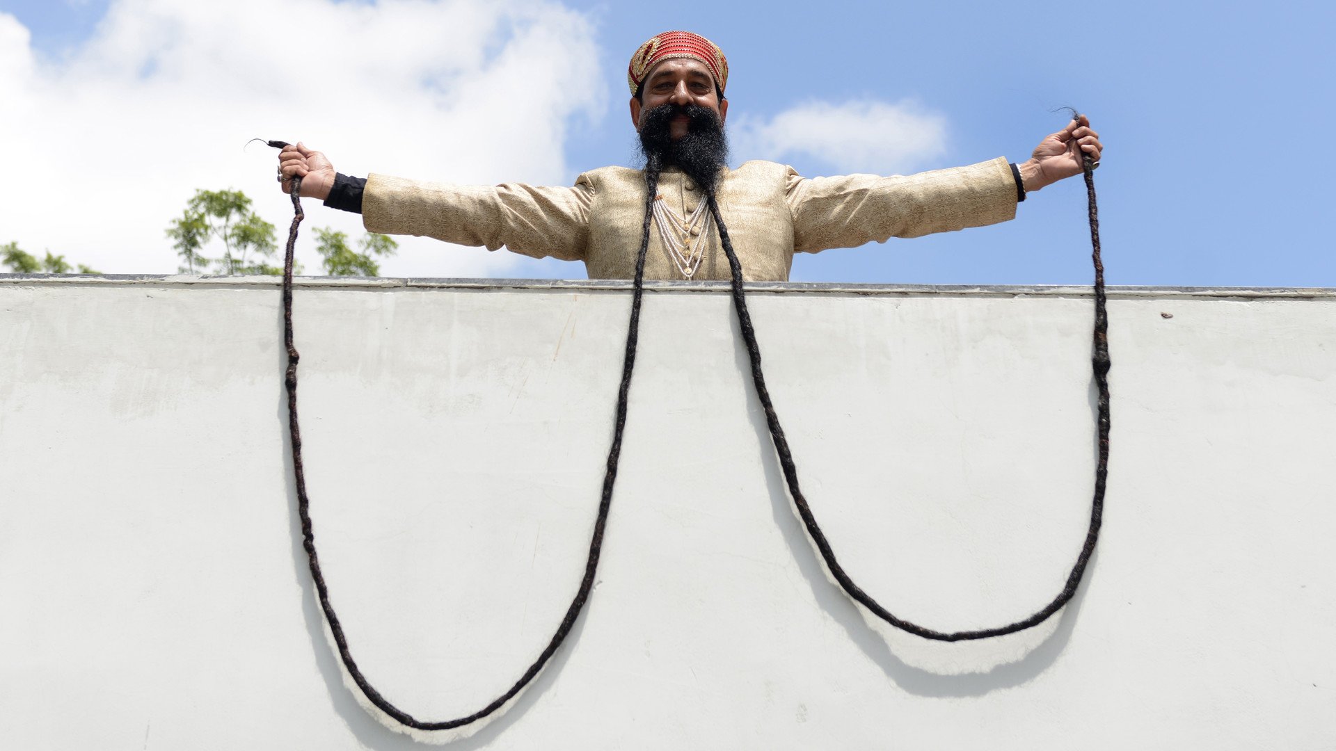 الهندي رام سينغ،61 عاما، يمسك بشواربه التي يصل طولها إلى 5.4 مترا في مدينة أحمدأباد 24 سبتمبر   