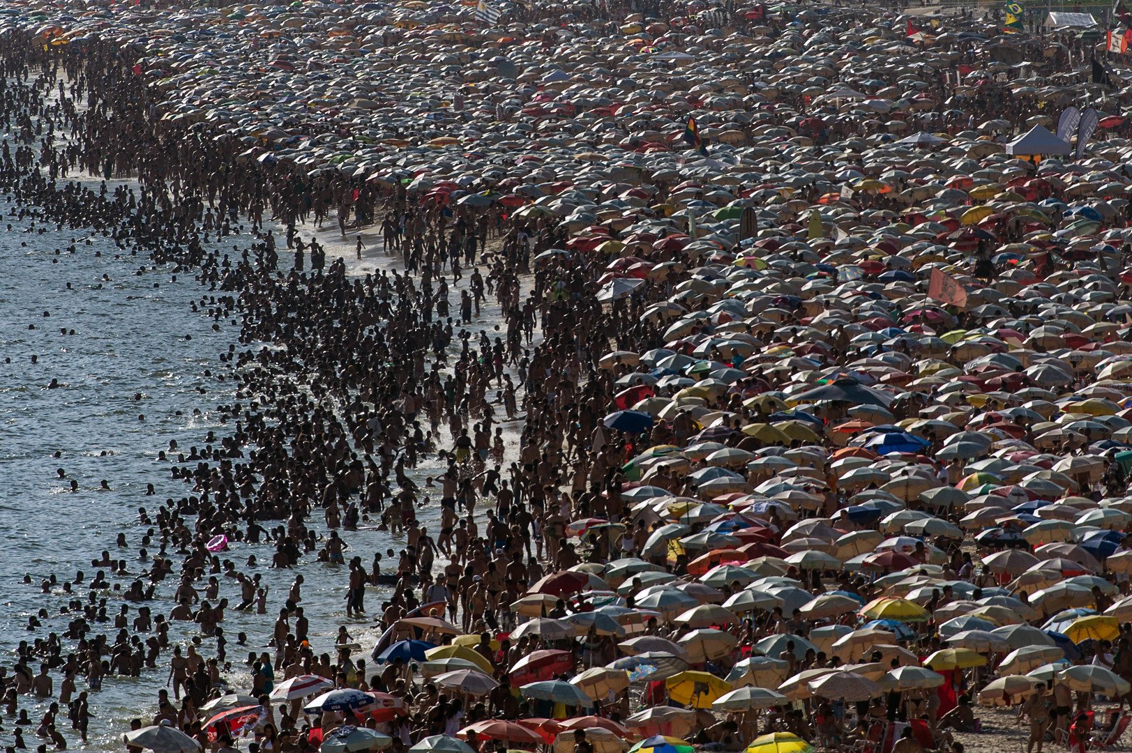 المصطافون على شاطئ إيبانيما في العاصمة البرازيلية ريودي جانيرو، 4 يناير 2014
