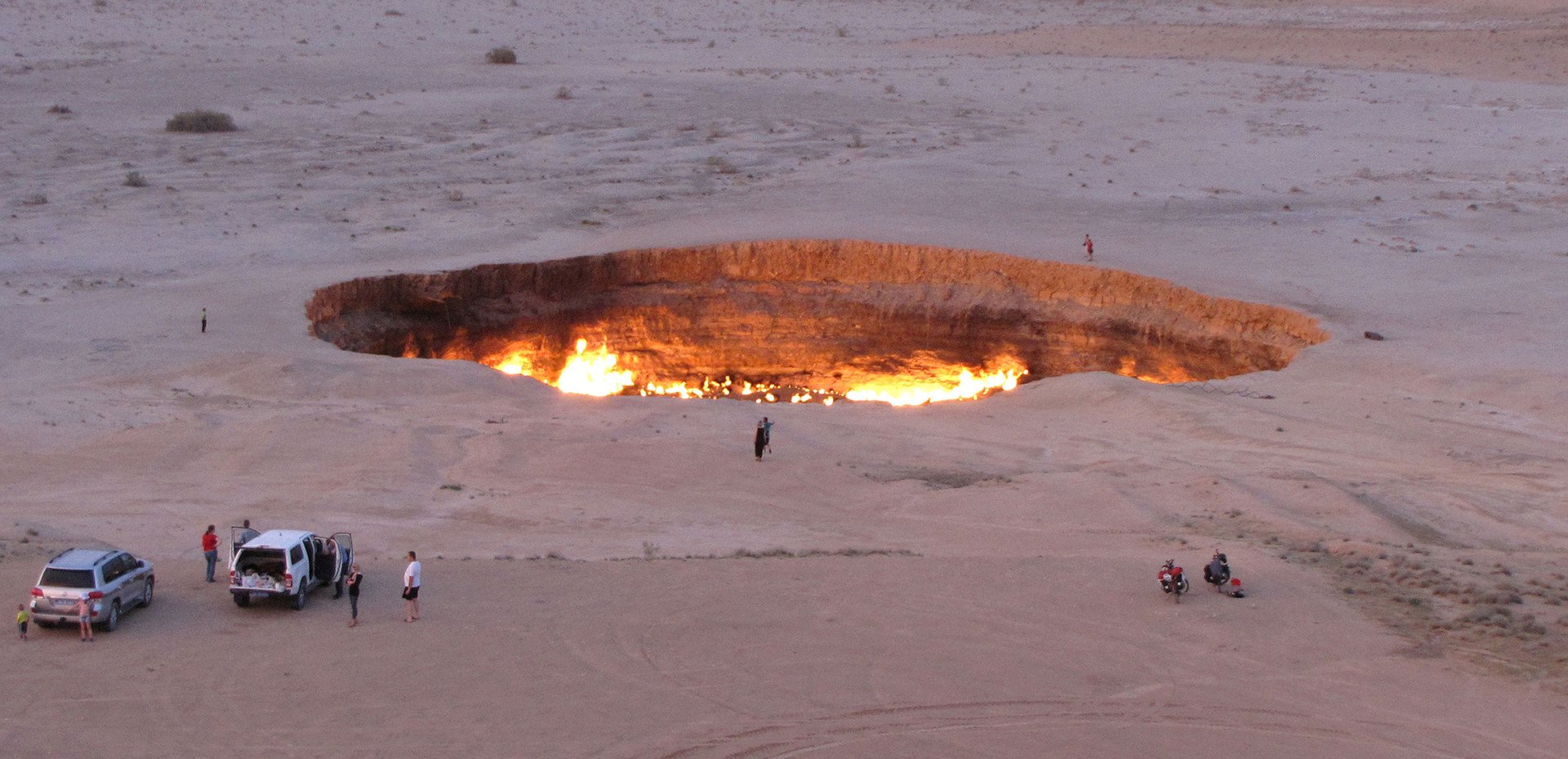  مجموعة زوار حول "بوابة الجحيم"، محرقة الغاز العملاقة في صحراء آرال كاراكوم في تركمانستان، 3 مايو 
