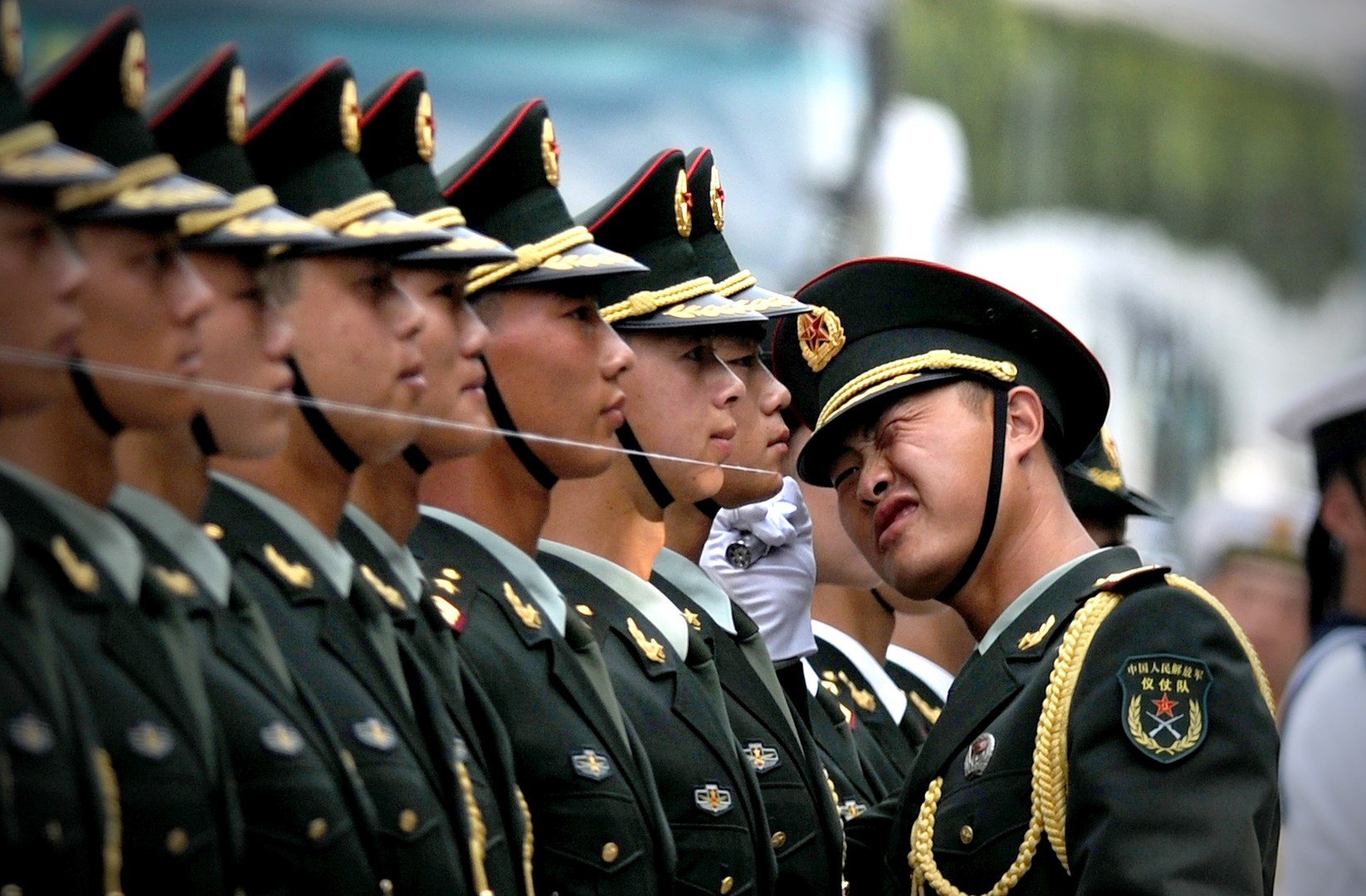 حراس الشرف الصينيون خلال التحضيرات لزيارة رئيس ميانمار في بكين 27 يونيو/حزيران  
