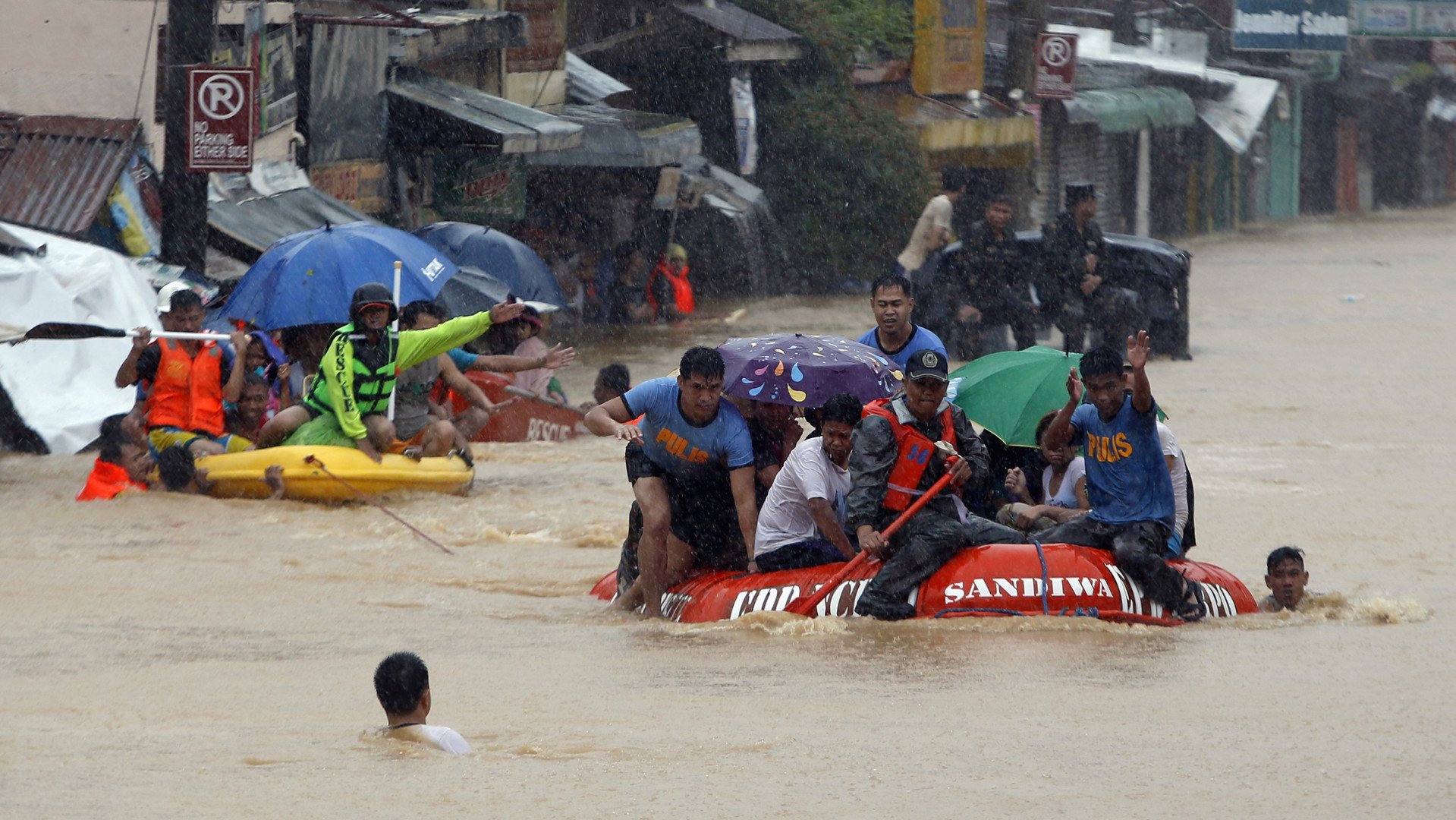 إجلاء السكان بعد غرق منازلهم تحت مياه الفيضانات في مانيلا بالفلبين 19 سبتمبر/أيلول 2014 