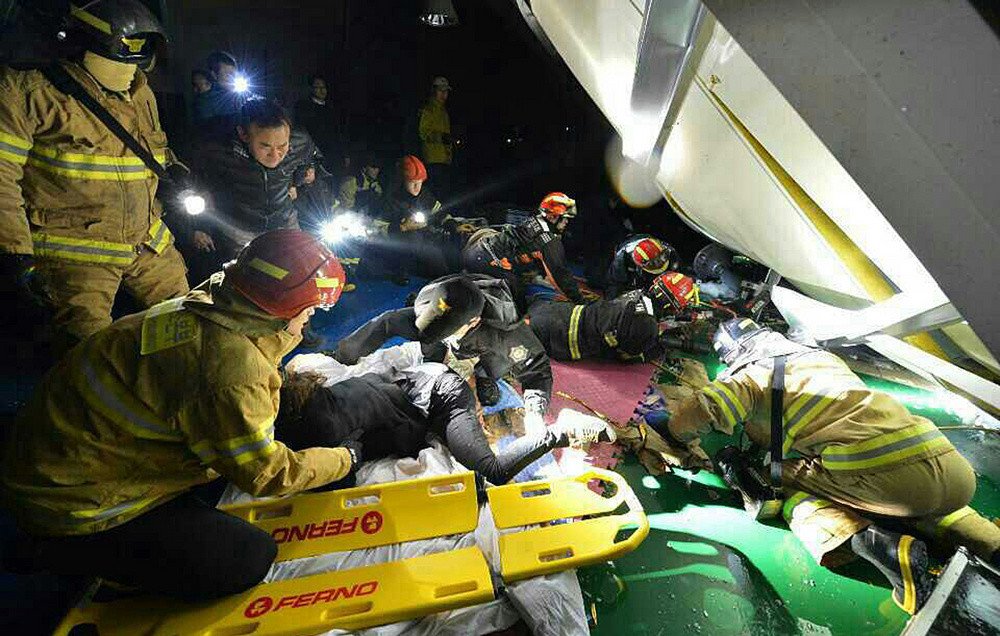 عمال يحاولون انقاذ امرأة تحت أنقاض قاعة احتفالات انهارت في كوريا الجنوبية وقتل 10 أفراد، 18 فبراير  