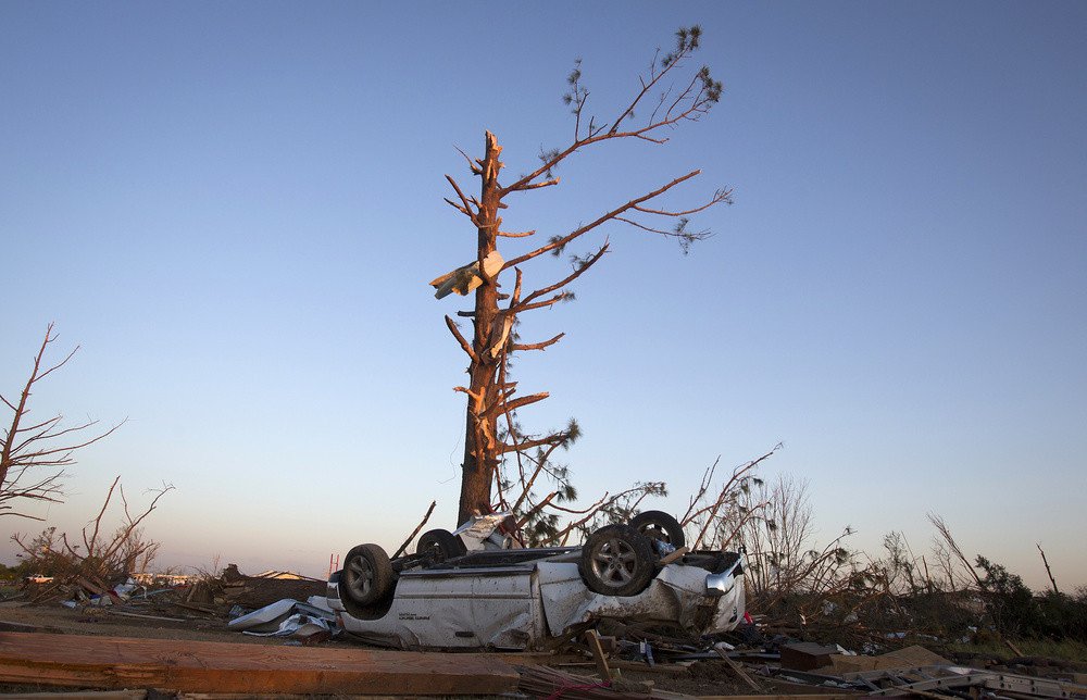 سيارة مقلوبة أسفل شجرة فقدت معظم فروعها في أعقاب إعصار فيلونيا بولاية أركنساس الأمريكية، 28 إبريل 