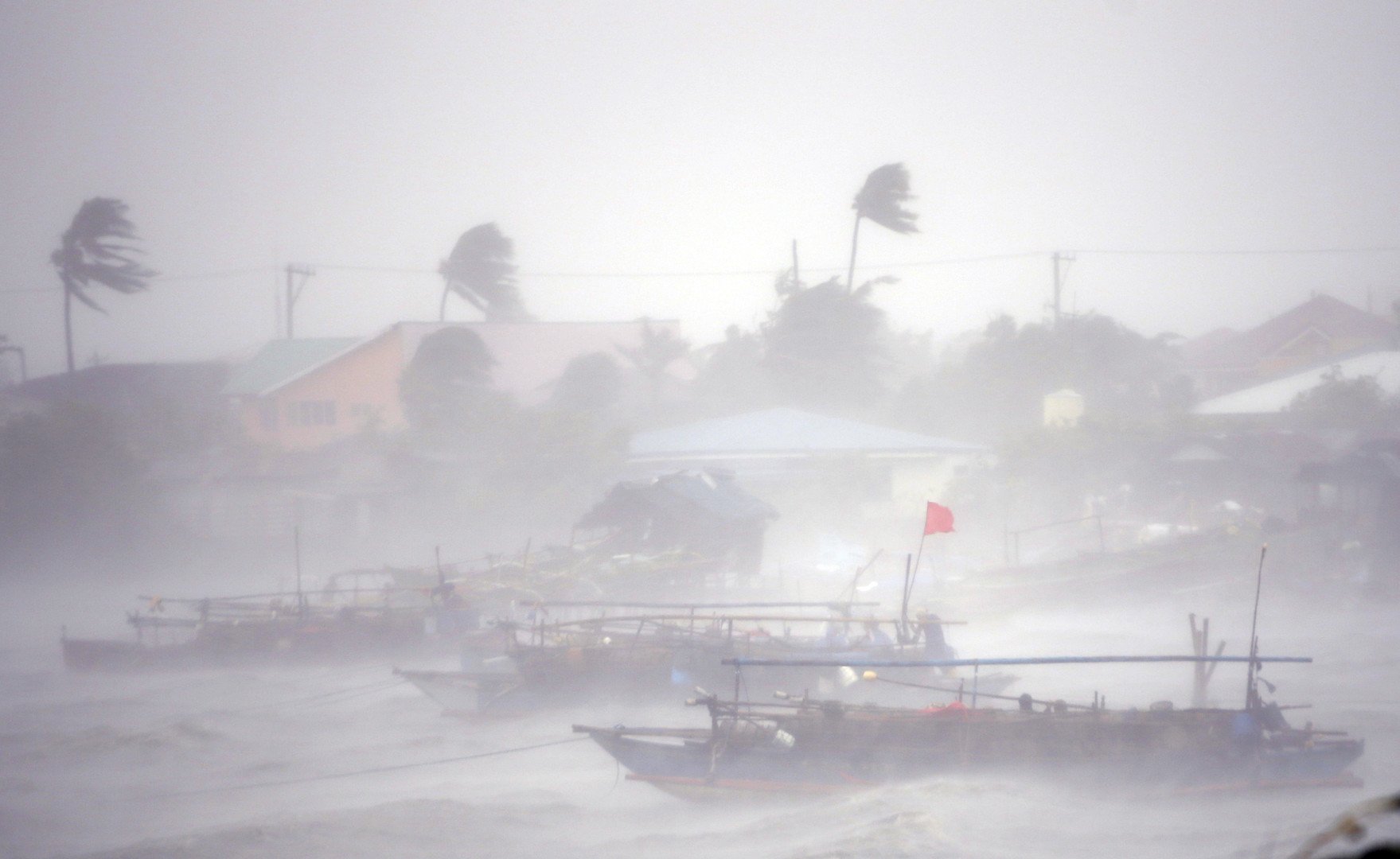 قوارب الصيد في قلب إعصار راماسون الذي ضرب مدينة كافيت جنوب غرب مانيلا بالفلبين، 16 يوليو/تموز