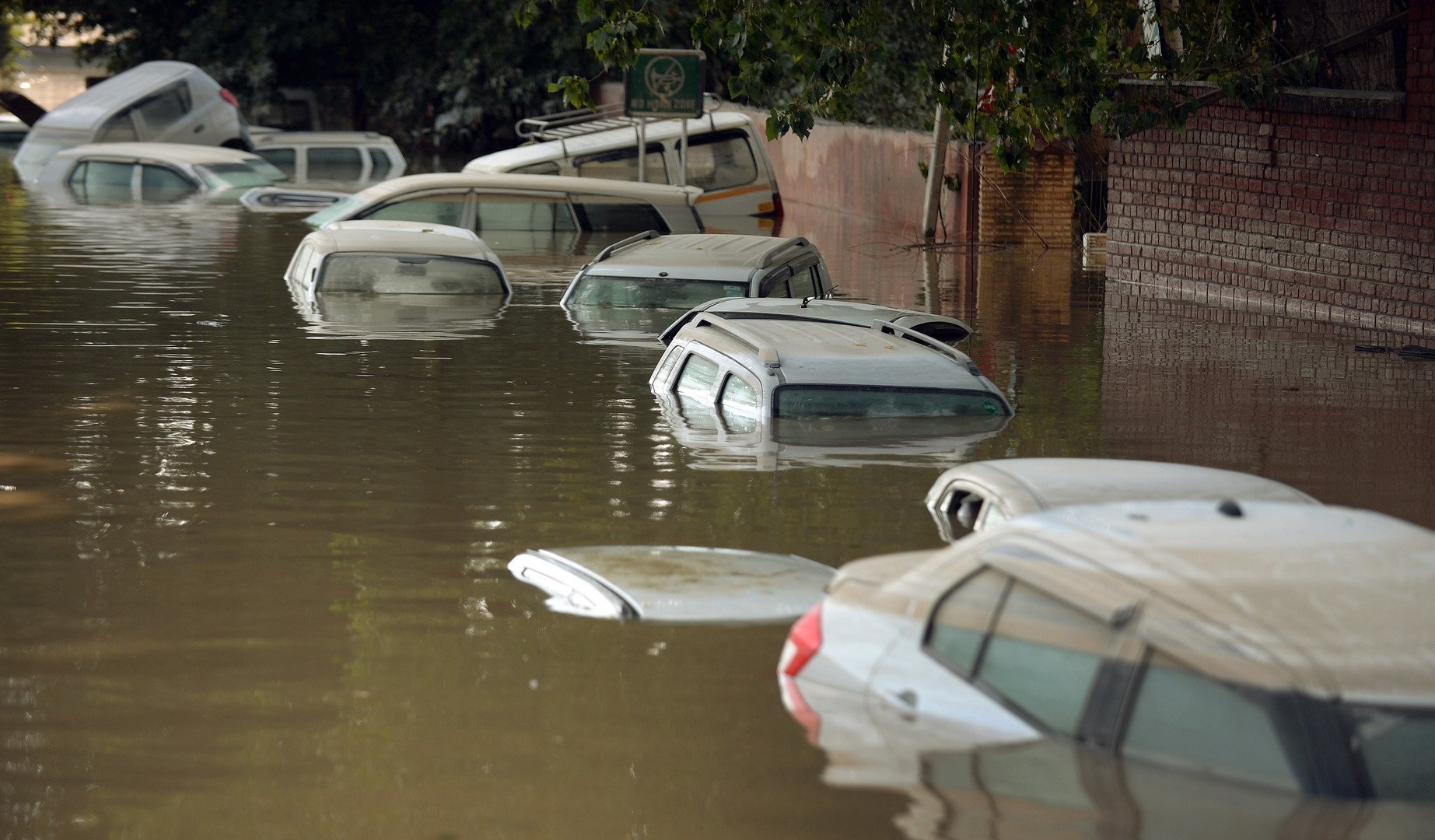 سيارات غمرتها مياة الفيضانات التي ضربت الهند وباكستان، وتعد الأقوى منذ 60 عاما