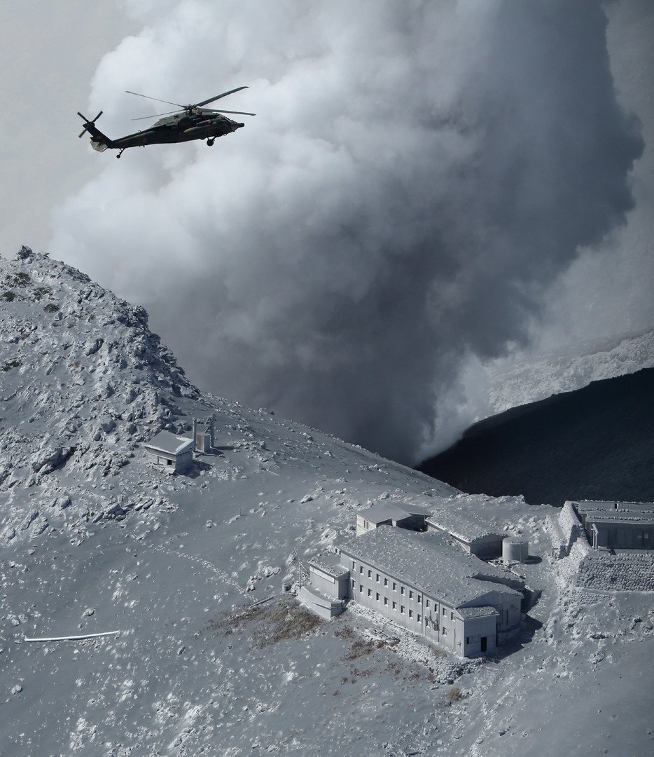 صورة من الجو لمنطقة غطاها الرماد البركاني بالكامل وفرق الإنقاذ تبحث عن ناجين 28 سبتمبر/أيلول