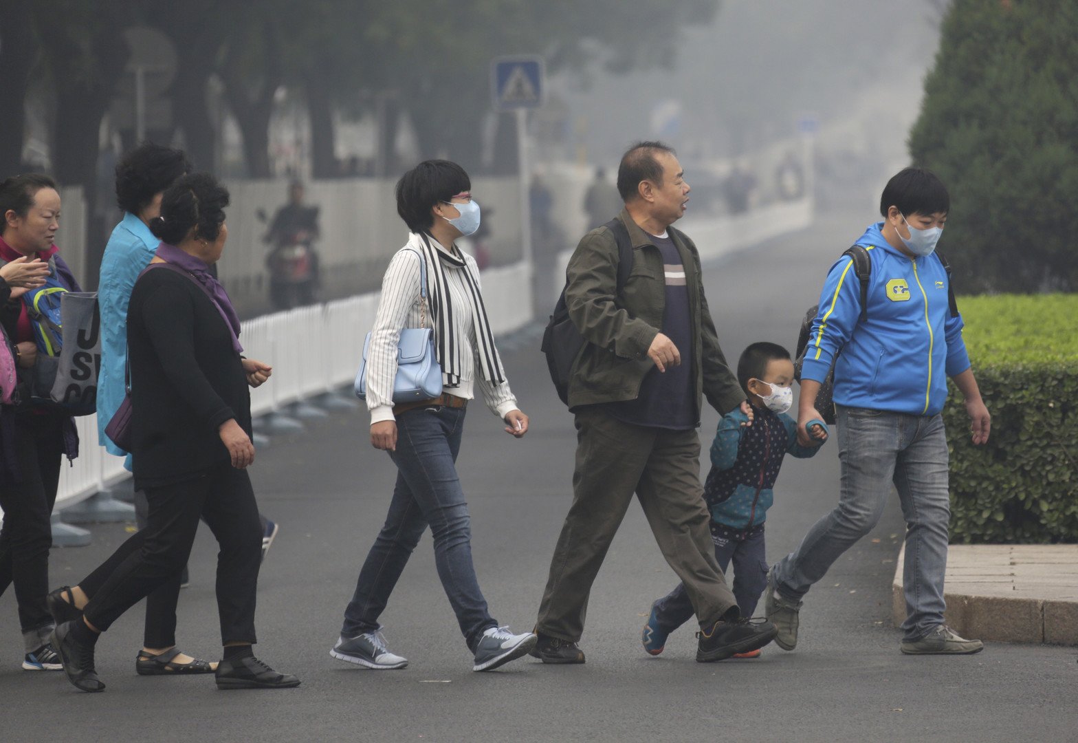 مجموعة يرتدون أقنعة للحماية من الدخان في أحد أيام الضباب الدخاني بالعاصمة الصينية بكين 9 أكتوبر  