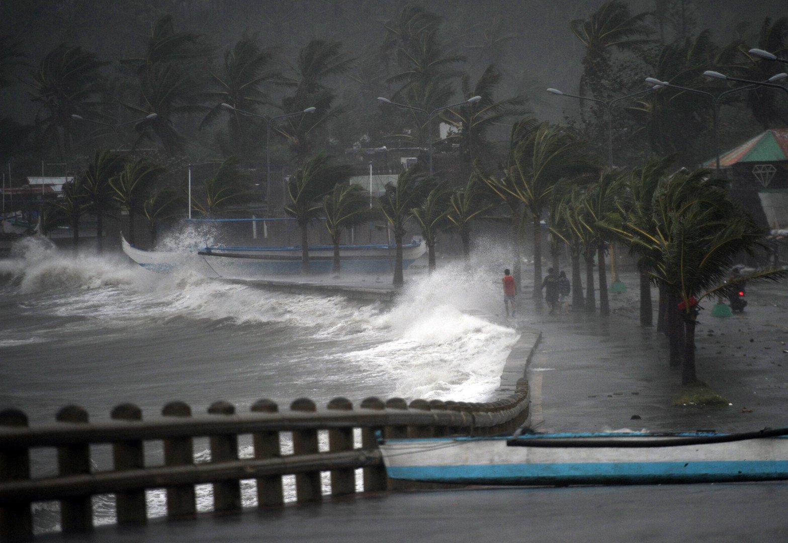 الأمواج تضرب الشواطئ بقوة خلال إعصار هاغوبيت بالقرب من مدينة ليغازبي في الفلبين، 7 ديسمبر