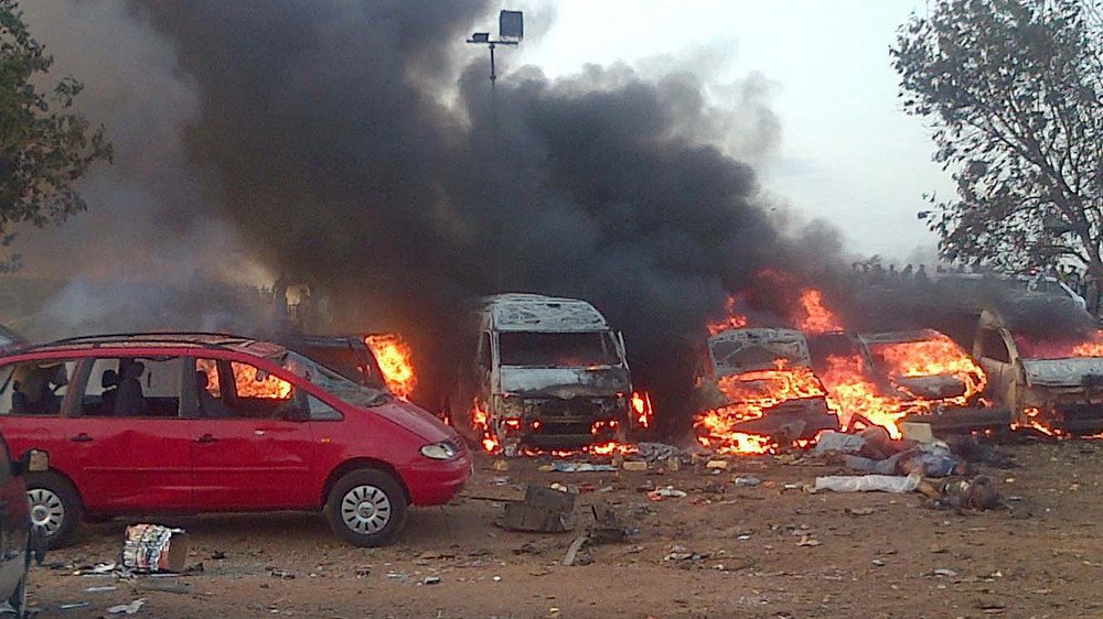 مشهد لسيارات محترقة في أعقاب تفجير إرهابي في محطة للأتوبيسات بمنطقة أبوجا، نيجيريا، 14 إبريل/نيسان 