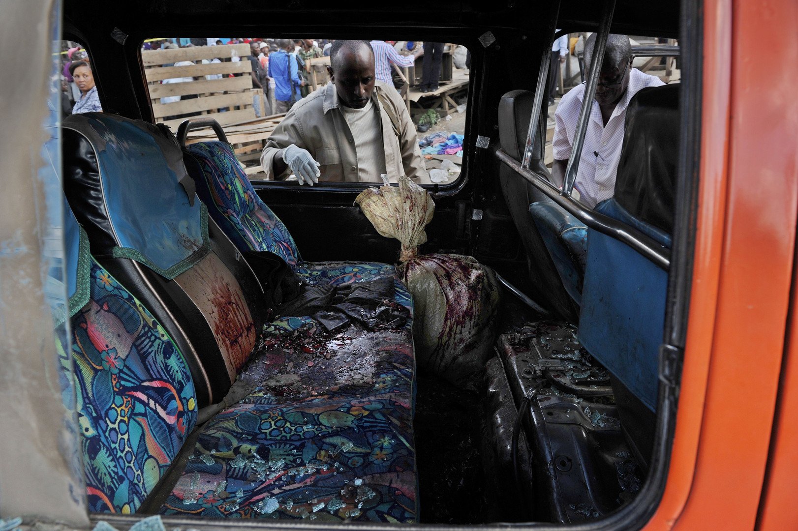 محققو الشرطة يتفقدون أتوبيس للنقل العام تم تفجيره في هجوم إرهابي بمدينة نيروبي، كينيا 16 مايو/أيار  