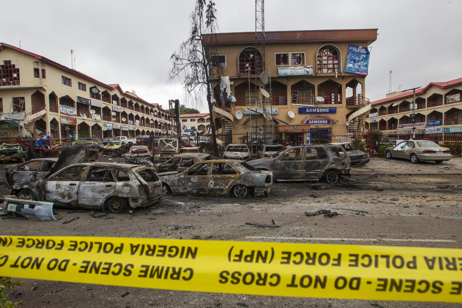  مشهد لمركز إماب التجاري في أعقاب تفجير إرهابي بالمنطقة، في مدينة أبوجا بنيجيريا، 26 يونيو/حزيران 