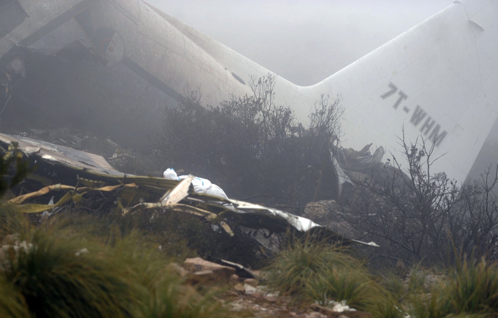 خبراء يتفقدون حطام الطائرة العسكرية الجزائرية التي تحطمت بمرتفع جبلي منطقة أم البواقي، 12 فبراير    