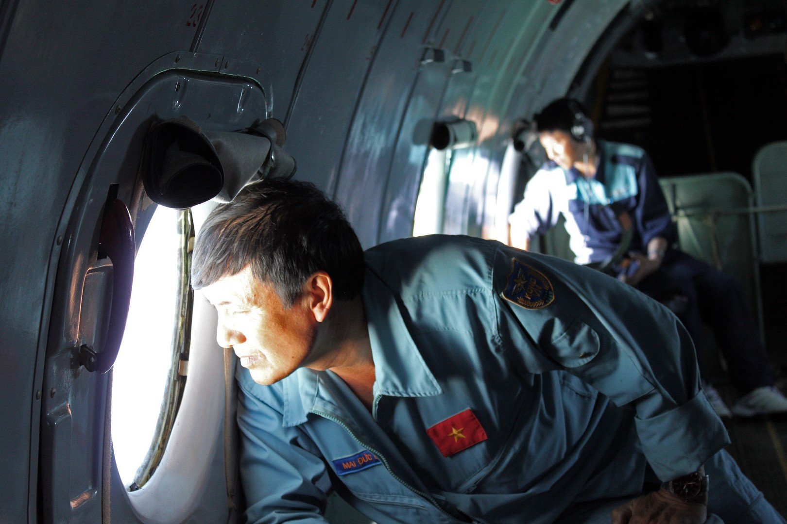 عسكري فيتنامي أثناء مشاركة بلاده في عملية البحث عن الطائرة الماليزية المفقودة، 8 مارس/آذار 