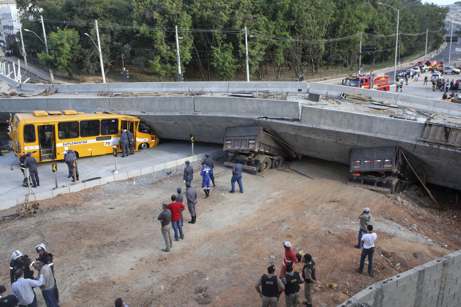المسعفون يحاولون إنقاذ سيارات تحطمت تحت كوبري انهار أثناء عملية الإنشاء، البرازيل، 3 يوليو/تموز   