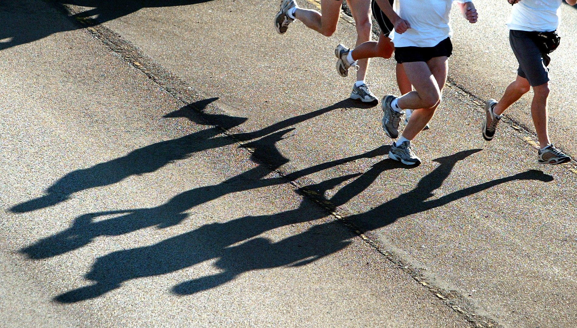 متسابقون في نسمات الصباح الأولى يركضون خلال ماراثون سيدني، 12 سبتمبر/أيلول