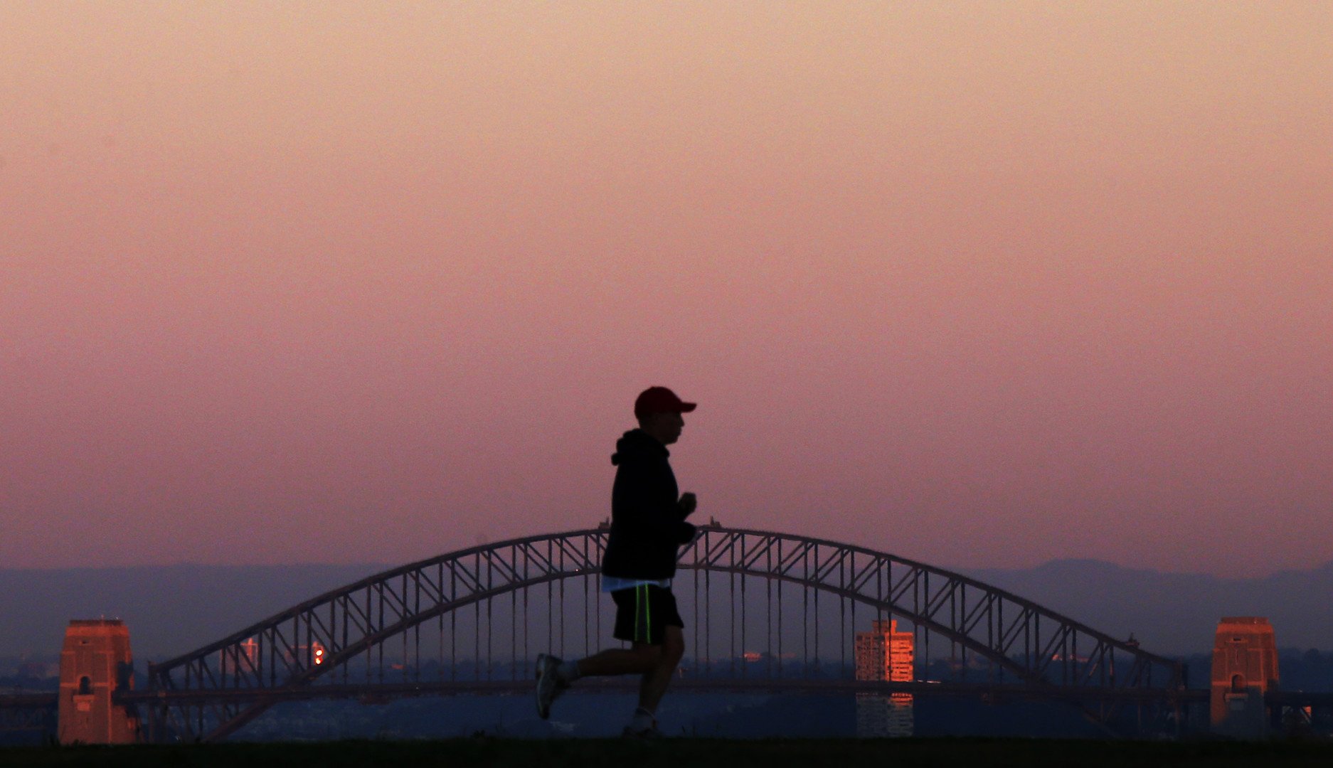 رجل يجري فوق جسر ميناء سيدني، أستراليا، 5 سبتمبر/أيلول 2014