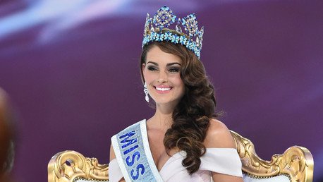 الفائزة بلقب ملكة جمال العالم في مسابقة لندن 2014، رولين شتراوس من جنوب أفريقيا، الأحد 14 ديسمبر