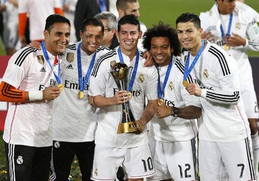 لاعبو ريال مدريد يعانقون كأس العالم للأندية