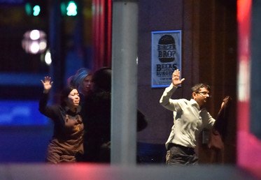 رهائن يفرّون من المقهى الذي كانوا محتجزين فيه تحت تهديد مسلح إيراني بمدينة سيدني، 16 ديسمبر 