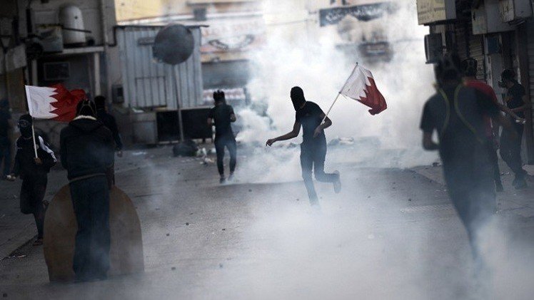 اشتباكات في المنامة للمطالبة باطلاق سراح الشيخ علي سلمان (فيديو)