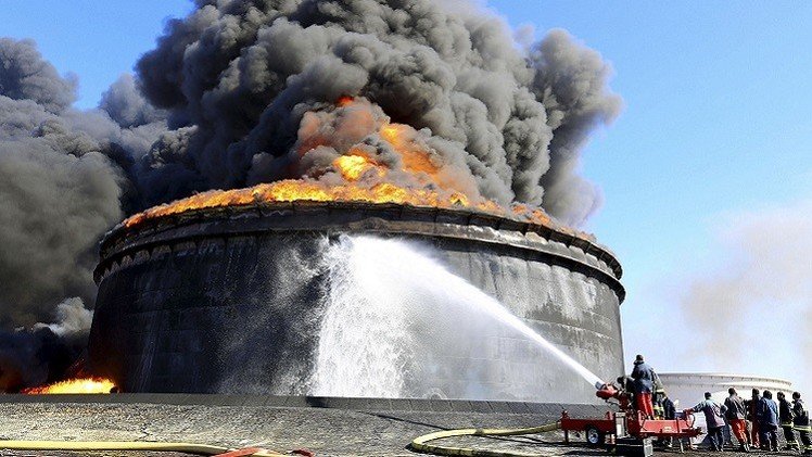 ليبيا: إخماد الحريق في مرفأ السدرة النفطي