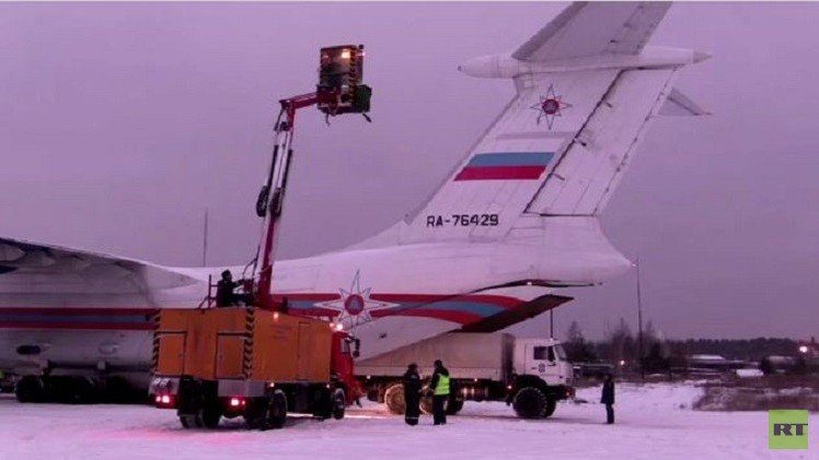 فريق وزارة الطوارئ الروسية يساعد في البحث عن الطائرة المنكوبة (فيديو)