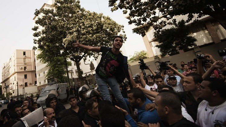 إحالة 7 طلاب مصريين إلى القضاء العسكري بتهمة التظاهر دون ترخيص (فيديو)