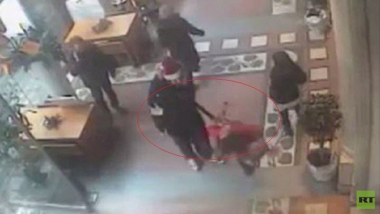 بالفيديو.. اعتقال إيطالي أسقط امرأة أرضا بلكمة على وجهها