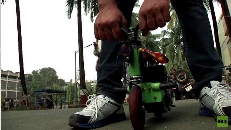هندي يركب أصغر دراجة كهربائية في العالم (فيديو)