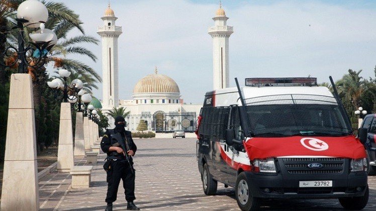 مقتل شرطي واعتقال 9 أشخاص يشتبه بتورطهم بقتله في تونس