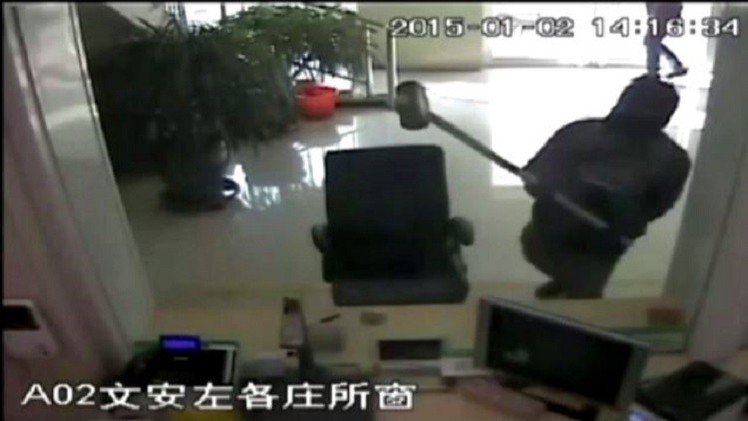 بالفيديو.. اعتقال لص المصارف شمال الصين
