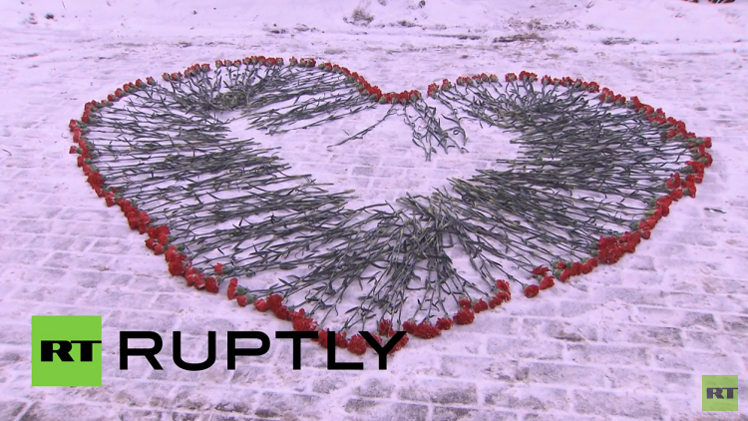 مواطنون روس يضعون الورود أمام السفارة الفرنسية في موسكو 