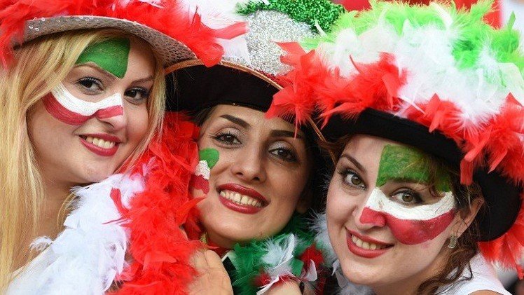 بالصور.. دعم نسائي كبير للمنتخب الإيراني في كأس آسيا