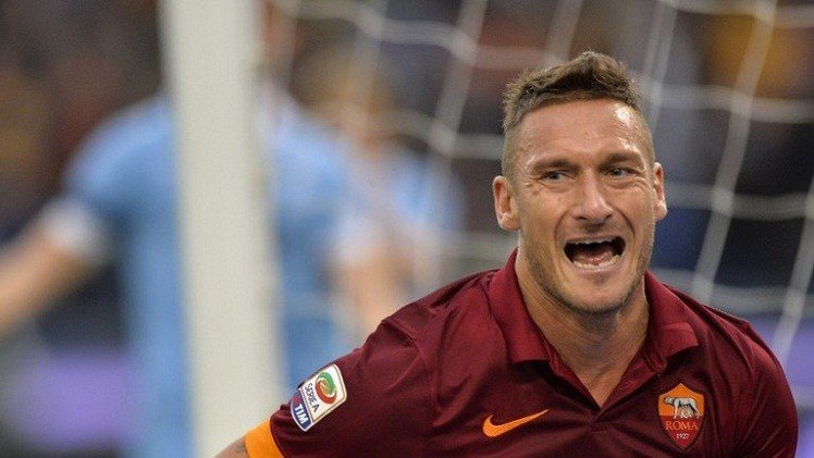 بالفيديو.. توتي يلتقط صورة "سيلفي" بعد تسجيله هدفين في ديربي مدينة روما