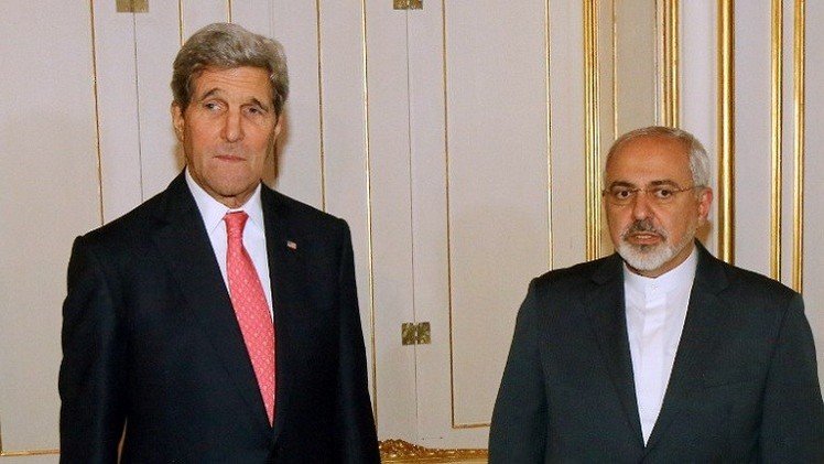  وزير الخارجية الإيراني محمد جواد ظريف ووزير الخارجية الأمريكي جون كيري