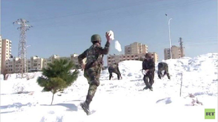 بالفيديو.. جنود الجيش السوري يحاربون بكرات الثلج