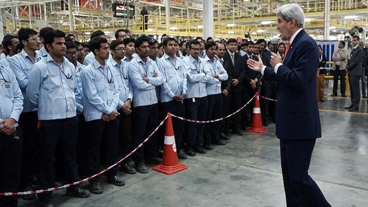  كيري ينجو من حادث مروري في الهند