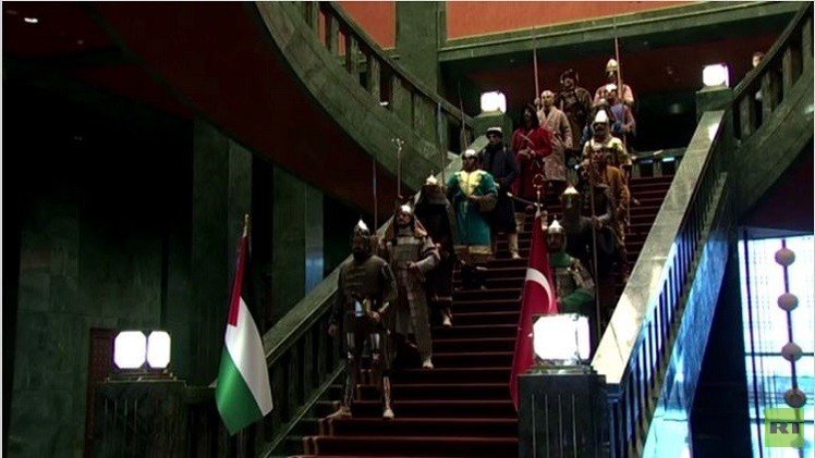 محاربون من التاريخ خلال استقبال أردوغان لنظيره محمود عباس (فيديو)