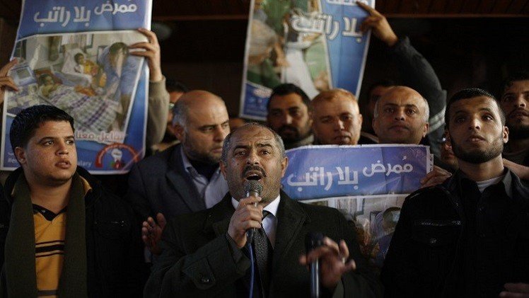 موظفو حماس يقتحمون مقر الحكومة بغزة احتجاجا على عدم صرف الرواتب
