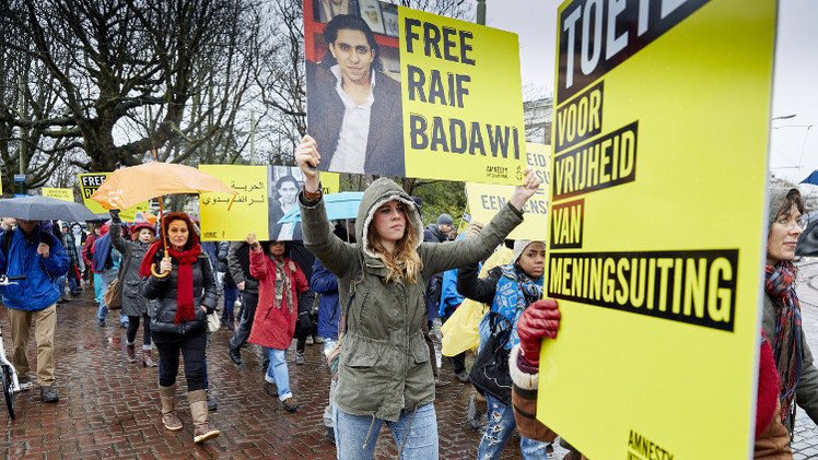 صدور عارية أمام سفارة السعودية بباريس احتجاجا على جلد رائف بدوي